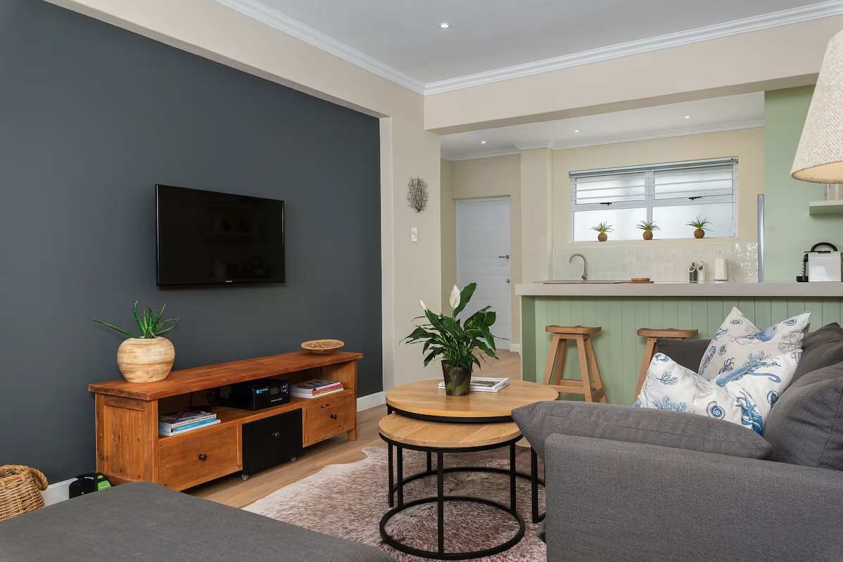 Walk to the V&A Waterfront from a Charming Apartment. - 7-17 Main Road, Green Point - Photo 4