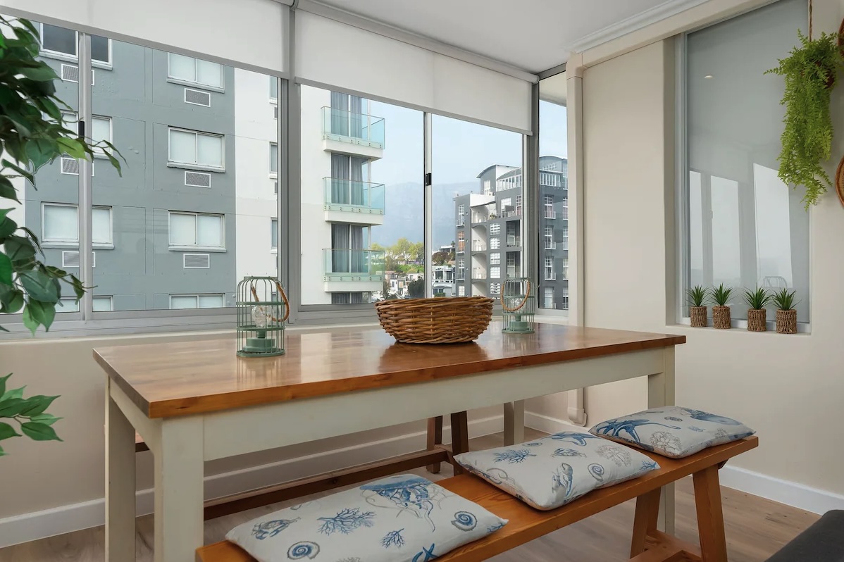 Walk to the V&A Waterfront from a Charming Apartment. - 7-17 Main Road, Green Point - Photo 2
