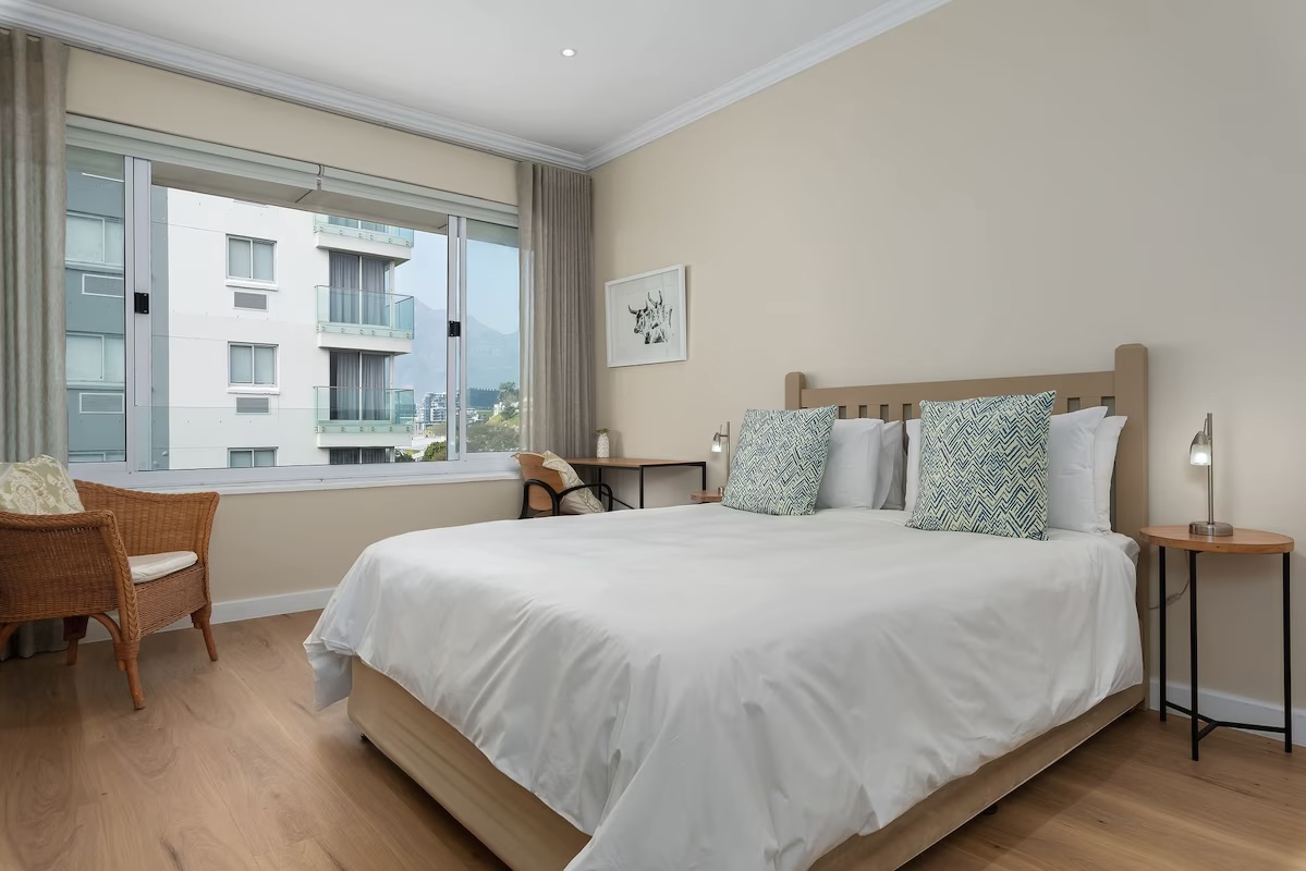 Walk to the V&A Waterfront from a Charming Apartment. - 7-17 Main Road, Green Point - Photo 5