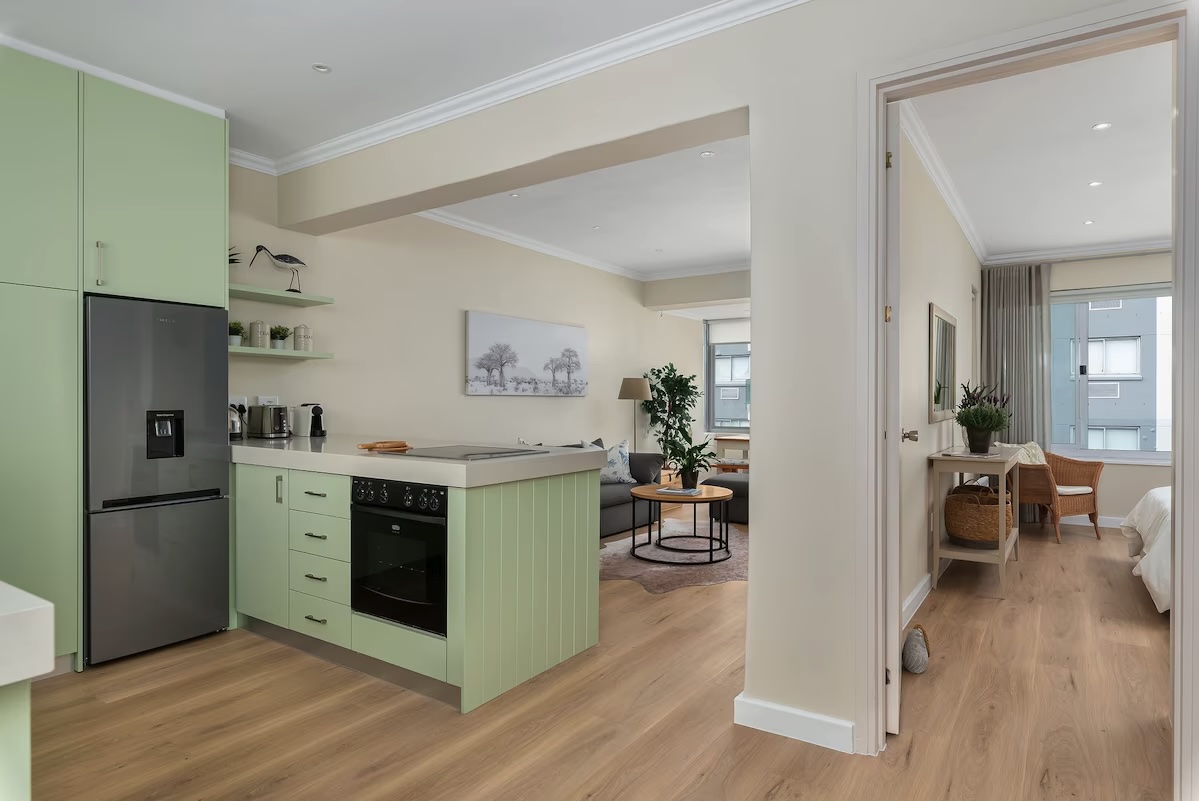 Walk to the V&A Waterfront from a Charming Apartment. - Cape Town