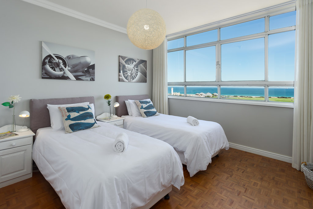 Large Apartment Stunning Ocean Views. - 6 Loxton Road, Woodbridge Island - Photo 5