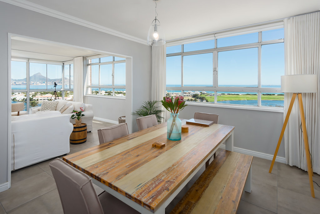 Large Apartment Stunning Ocean Views. - Milnerton, Cape Town - Photo 2